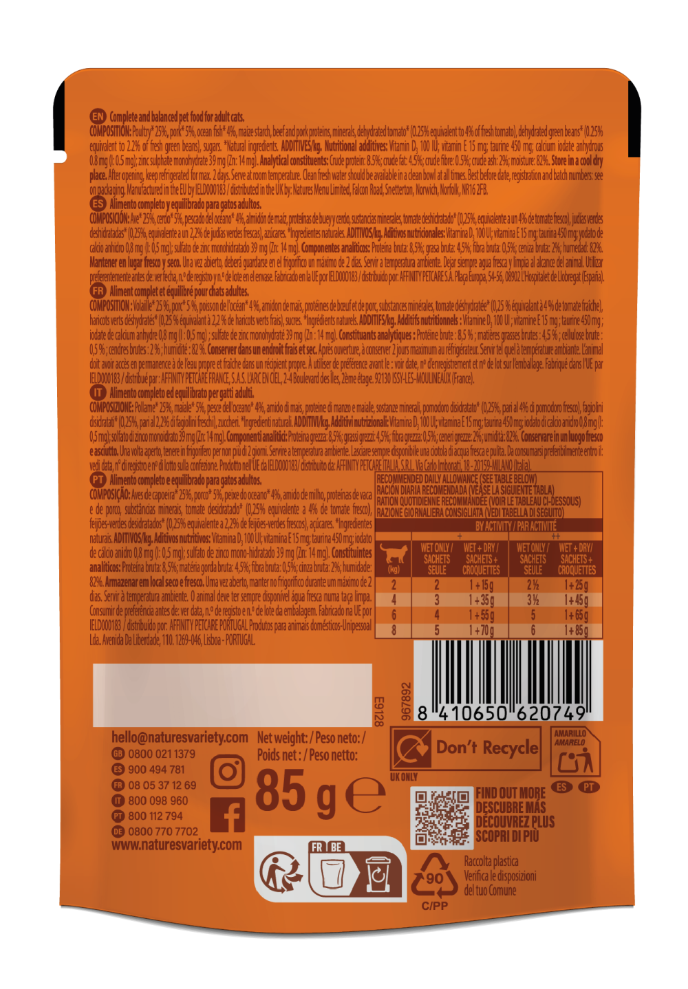 Peda&ccedil;os envolvidos em molho com peixe do oceano